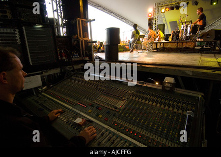 Les foules au Womad nouveau site dans le Wiltshire en 2007 l'alternative world music festival se passe chaque été en UK Banque D'Images