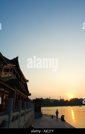 Coucher du soleil sur le lac Beihai et un pavillon chinois du Parc Beihai Beijing Chine Banque D'Images