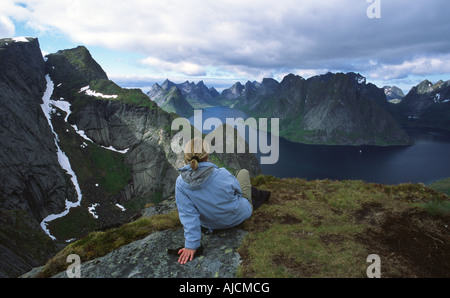 Voyageuses vu de l'Reinebriggen à travers les fjords et les montagnes Banque D'Images