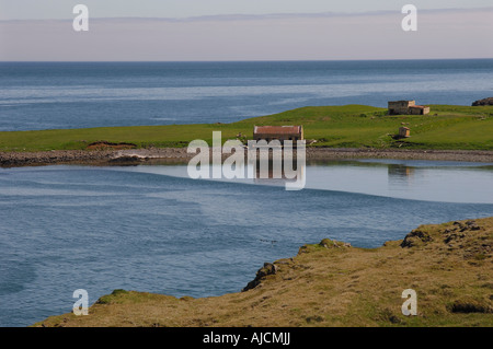 Vieux bâtiments de ferme sur les rives de Reydarfjordur près de Vattarnes dans les Fjords de l'est région de l'Est de l'Islande Banque D'Images