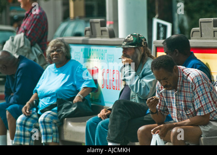 Les gens assis sur un banc à l'arrêt de bus à Los Angeles en Californie Banque D'Images