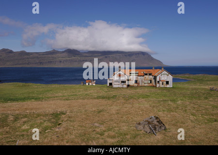 Ancien bâtiment de l'hôpital abandonné à l'embouchure d'Faskrudfjordur dans le Fjord de l'est région de l'Est de l'Islande Banque D'Images