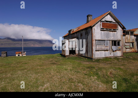 Ancien bâtiment de l'hôpital abandonné à l'embouchure d'Faskrudfjordur dans les Fjords de l'Est Région de l'Est de l'Islande Banque D'Images