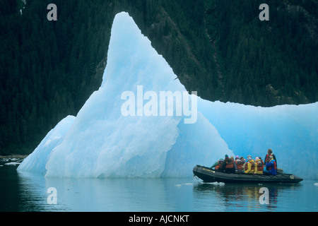 Les gens sur zodiac, à la découverte des icebergs dans la baie de LeConte, sud-est de l'Alaska USA LeConte Bay au sud-est Banque D'Images