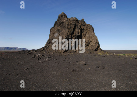 Grand rocher de basalte ou Pinnacle sur une plaine de cendre à l'est de la ville de Vik l'Islande du sud Banque D'Images