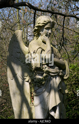 Le Cimetière de Highgate Londres détail d'un ange de proue Banque D'Images