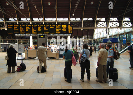 Principal hall passagers du terminal ferroviaire de Londres Paddington avec passagers debout visualisant les informations électroniques de départ Angleterre Royaume-Uni Banque D'Images