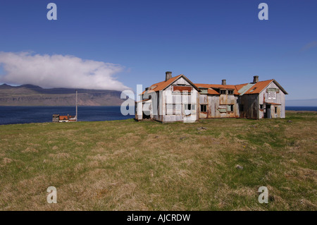 Ancien bâtiment de l'hôpital abandonné à l'embouchure d'Faskrudfjordur dans les Fjords de l'Est Région de l'Est de l'Islande Banque D'Images