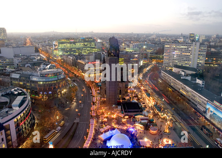 DE DEU Allemagne Capitale Berlin Vue de la ville à l'Ouest le Kaiser Wilhelm Gedaechtniskirche et le marché de Noël Banque D'Images