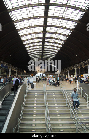 La gare de Paddington et le toit du hall principal des passagers avec escalier vers le bas pour les plates-formes de métro London England UK Banque D'Images