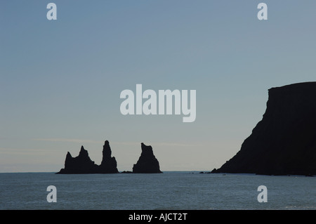 Surplombant la mer depuis la ville de Vik le sud de l'Islande avec le droit et les falaises de Reynisfall mer Reynisdrangar stacks Banque D'Images