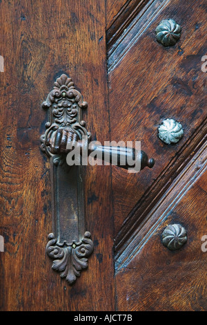 Bouton de porte sur la vieille porte en bois, près de l'Ambassade de France en République Tchèque Prague Prague est un site classé au Patrimoine Mondial Banque D'Images