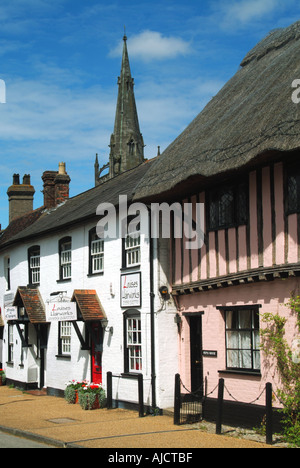 Village historique Woolpit village rose à colombages toit de chaume cottages près de l'église de Bury St Edmunds déferlent au-delà de la journée ensoleillée Suffolk East Anglia Angleterre Royaume-Uni Banque D'Images