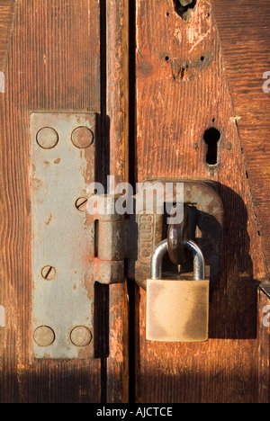 Double porte en bois ancien attaché par Cadenas et clé Hasp Banque D'Images