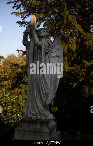 Angel cimetière Holy Trinity Church Westcott Surrey England Banque D'Images