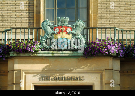 L'université de Cambridge ville armoiries au-dessus de entrée de la Guildhall Banque D'Images