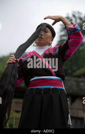 Une femme yao rouge affichant ses longs cheveux Guilin Chine Banque D'Images