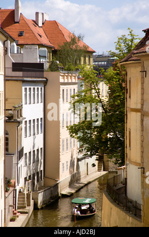 République tchèque République Tchèque Bohemia Prague petit quartier touristes plaisir bateau dans l'eau ou du Diable Certovka entre bâtiments Banque D'Images