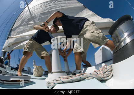 Exploitation marins windlass on yacht, low angle view Banque D'Images