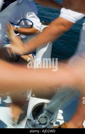 Exploitation marins windlass on yacht, à proximité d'armes Banque D'Images