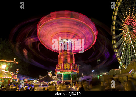 Chairoplane sur la Cranger juste la nuit, l'Allemagne, la Ruhr, Herne Banque D'Images