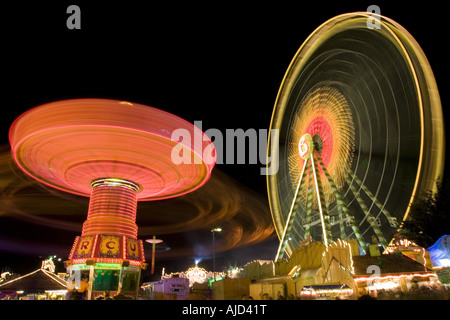 Chairoplane et grande roue sur la Cranger juste la nuit, l'Allemagne, la Ruhr, Herne Banque D'Images