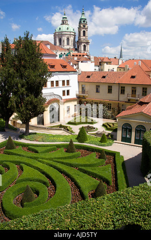 République Tchèque Bohemia Prague Les Jardins Vrtba formelle dans le petit quartier avec l'église baroque de St Nicolas au-delà. Banque D'Images