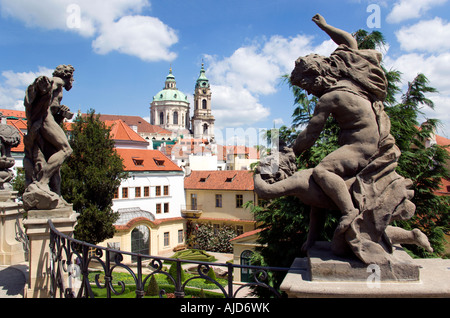 République Tchèque Prague Tchéquie iBohemia Jardins Vrtba petit quartier église baroque de St Nicolas et des statues de dieux classique Banque D'Images