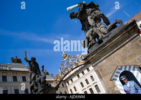 République tchèque République Tchèque Bohemia Prague Hradcany Sentry à l'entrée au château de Prague. Des statues de géants de combat par Ignaz Platzer Banque D'Images