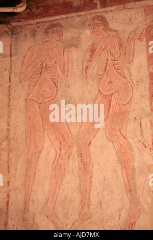 Peinture murale médiévale du début chrétien représentant Eve tentant Adam avec le Serpent à droite dans l'église St Botolphes, Hardham, West Sussex. ROYAUME-UNI Banque D'Images