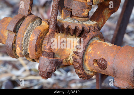 Rusty old renvoi d'grippée sur machines agricoles anciens Banque D'Images