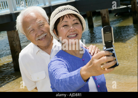 Senior couple photographing themselves par pier Banque D'Images