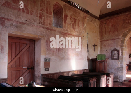 Début des peintures murales médiévales dans l'église St Botolphs, Hardham, West Sussex, UK Banque D'Images