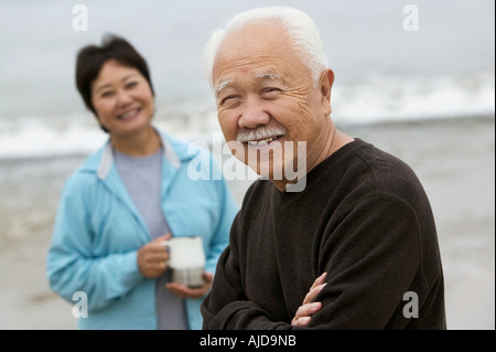 Homme mature et femme à plage, (portrait) Banque D'Images