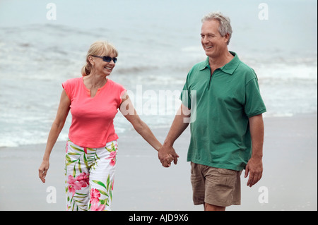 Couple Holding Hands, walking on beach Banque D'Images