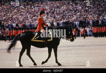 Reine Elizabeth II chevauchant la selle latérale sur le cheval nommé birman. Trooping the Colour Ceremony Horse Guards Parade Londres June 1985 Royaume-Uni Angleterre années 1980 Banque D'Images