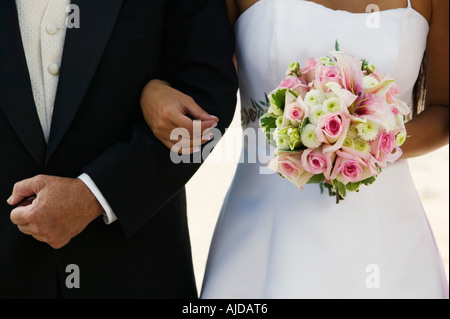 Mariée et père Arm in Arm Banque D'Images