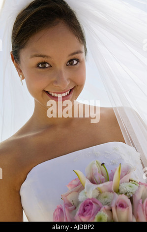 Mariée avec bouquet, plein air, (close-up), (portrait) Banque D'Images