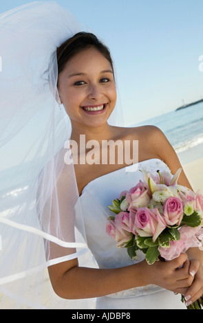 Mariée avec bouquet sur plage, (portrait) Banque D'Images