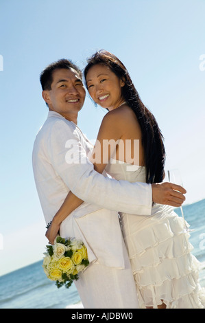 Couple embracing on beach, (portrait) Banque D'Images