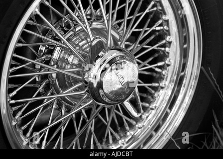 Close up image d'une roue à rayons de chrome Jaguar en noir et blanc Banque D'Images