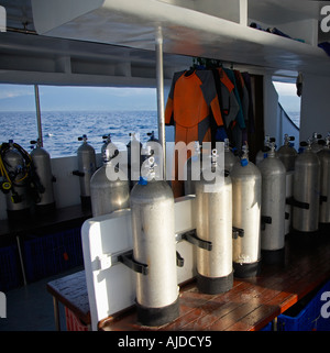 Sur les réservoirs de Plongée Bateau de plongée au nord de Sulawesi, Indonésie Banque D'Images