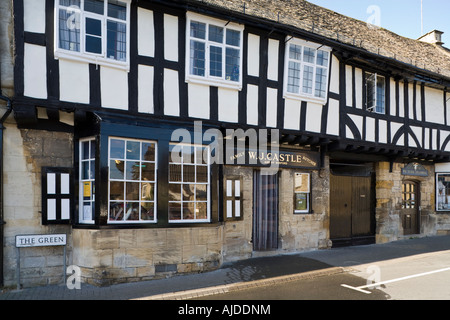 W J bouchers Château Tudor House en boutique dans la ville de Cotswold Northleach, Gloucestershire Banque D'Images