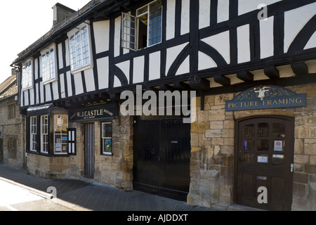 W J bouchers Château Tudor House en boutique dans la ville de Cotswold Northleach, Gloucestershire Banque D'Images