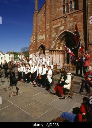 dh Norvège Constitution Day KIRKWALL ORKNEY enfants écossais chantant des enfants Choeur St Magnus cathédrale chanteurs école royaume-uni ecosse norvégien Banque D'Images