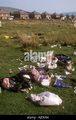 Les ordures déversées sur terre ouverte près de housing estate South Wales UK Banque D'Images