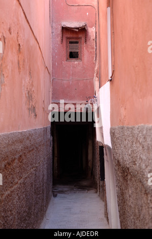 Haute paroi étroite rue / lane - zone de Médina - Marrakech Maroc Banque D'Images