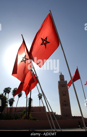 Drapeaux marocains le vol avec la Koutoubia en arrière-plan - Marrakech Maroc Banque D'Images