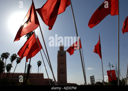 Drapeaux marocains le vol avec la Koutoubia en arrière-plan - Marrakech Maroc Banque D'Images