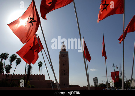 Drapeaux marocains le vol avec la Koutoubia en arrière-plan - Marrakech Maroc Banque D'Images